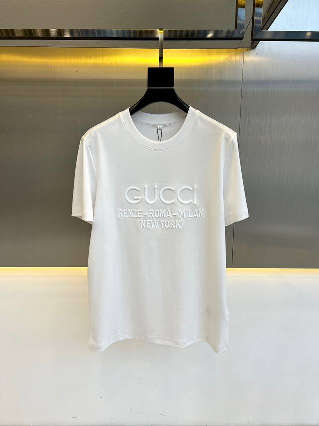 Gucc 23S浮雕logo图案商务休闲短袖t恤 时尚达人必收款,单穿内搭相当给力的款式.客供平纹针织棉面料,细致工艺技术最高的面料标准.完美细腻的质感让着身更